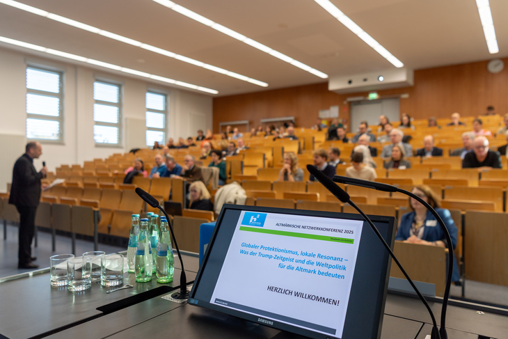 Audimax mit vielen Personen in einer Veranstaltung