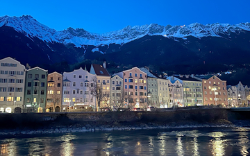 Häuser am See im Hintergrund Berg