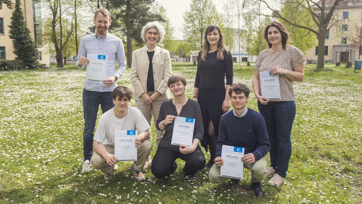 Die Rektorin Prof. Dr. Manuela Schwartz und die Klimaschutzmanagerin Julia Zigann begrüßen die Mitglieder des zweiten Klimabeirats der Hochschule Magdeburg-Stendal.