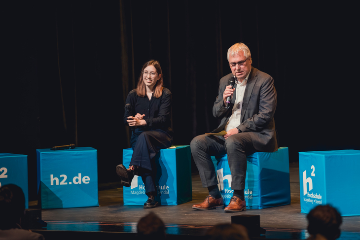 Frau und Mann auf Bühne