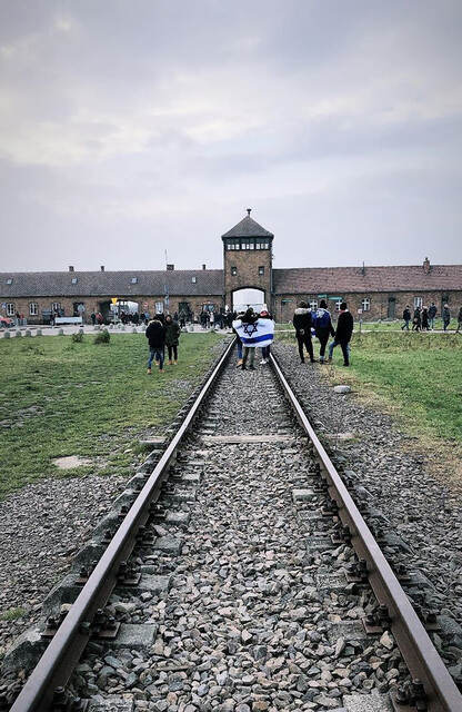 Auschwitzbesuch als Bestandteil des israelischen Lehrplans (Auschwitz II – Birkenau; Lia Wiedenbein)