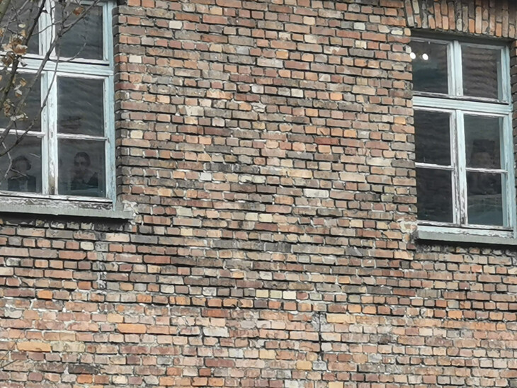 Den aufmerksamen Auschwitzbesuchenden verfolgen die Blicke der damaligen Opfer (Auschwitz I – Stammlager; Erik Kostinec)