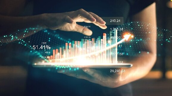 Das Bild zeigt eine Grafik in 3D mit einer menschlichen Hand darüber.