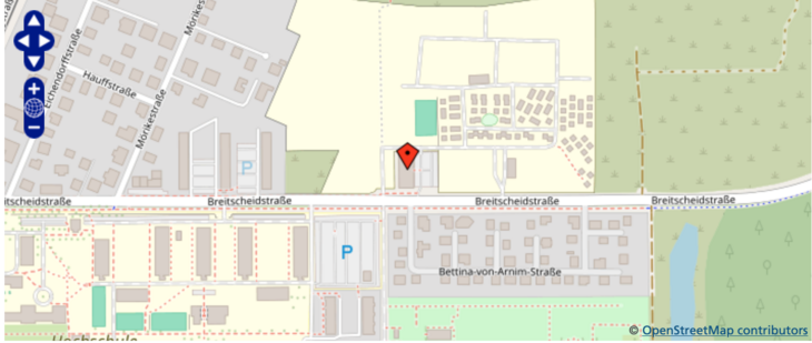 Kartenausschnitt von OpenStreetMap mit Markierung durch einen roten Pin an der Breitscheidstraße, umgeben von Wohnbebauung, Parkplätzen, Grünflächen und einem kleinen Gewässer am rechten Bildrand.