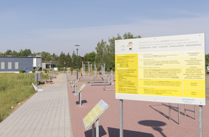 Sportgeräte entlang des Weges zum Audimax