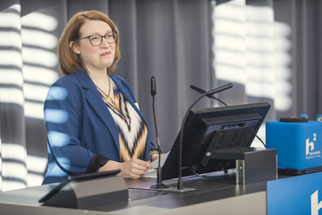 Eine Vortragende spricht in einem Hörsaal vor Publikum.