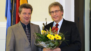 Oberbürgermeister Dr. Lutz Trümper und Alt-Rektor Prof. Dr. Andreas Geiger beim Empfang im Magdeburger Rathaus. Foto: Landeshauptstadt Magdeburg