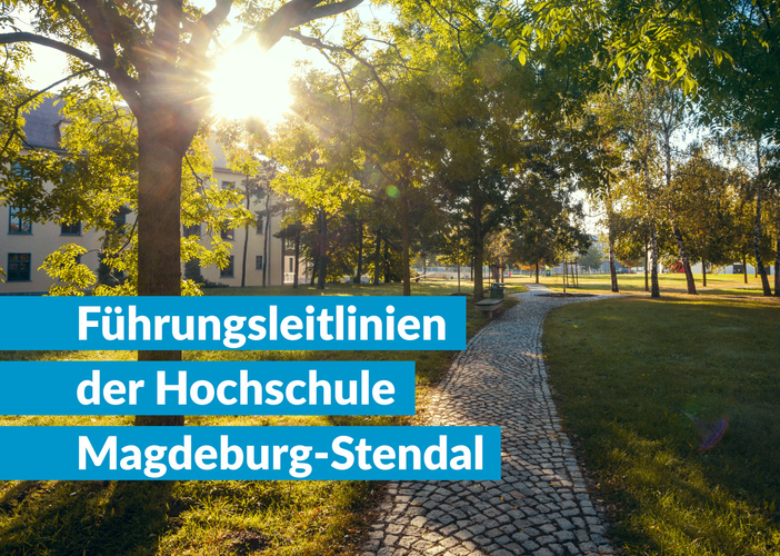Ein idyllischer Campus mit einem gepflasterten Weg, umgeben von Bäumen und einem Gebäude, symbolisiert die Hochschule Magdeburg-Stendal und ihre Führungsleitlinien.