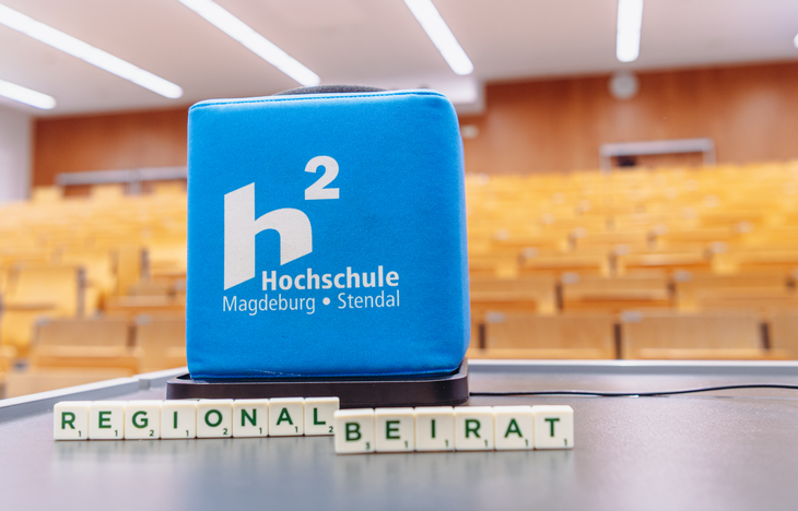 blauer Würfel mit Schriftzug