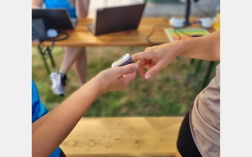 Laktattest über den Finger einer Probandin.