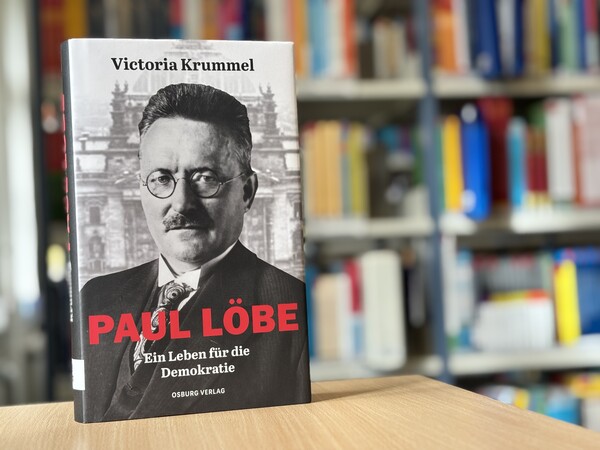 Buchcover vor Bücherregal