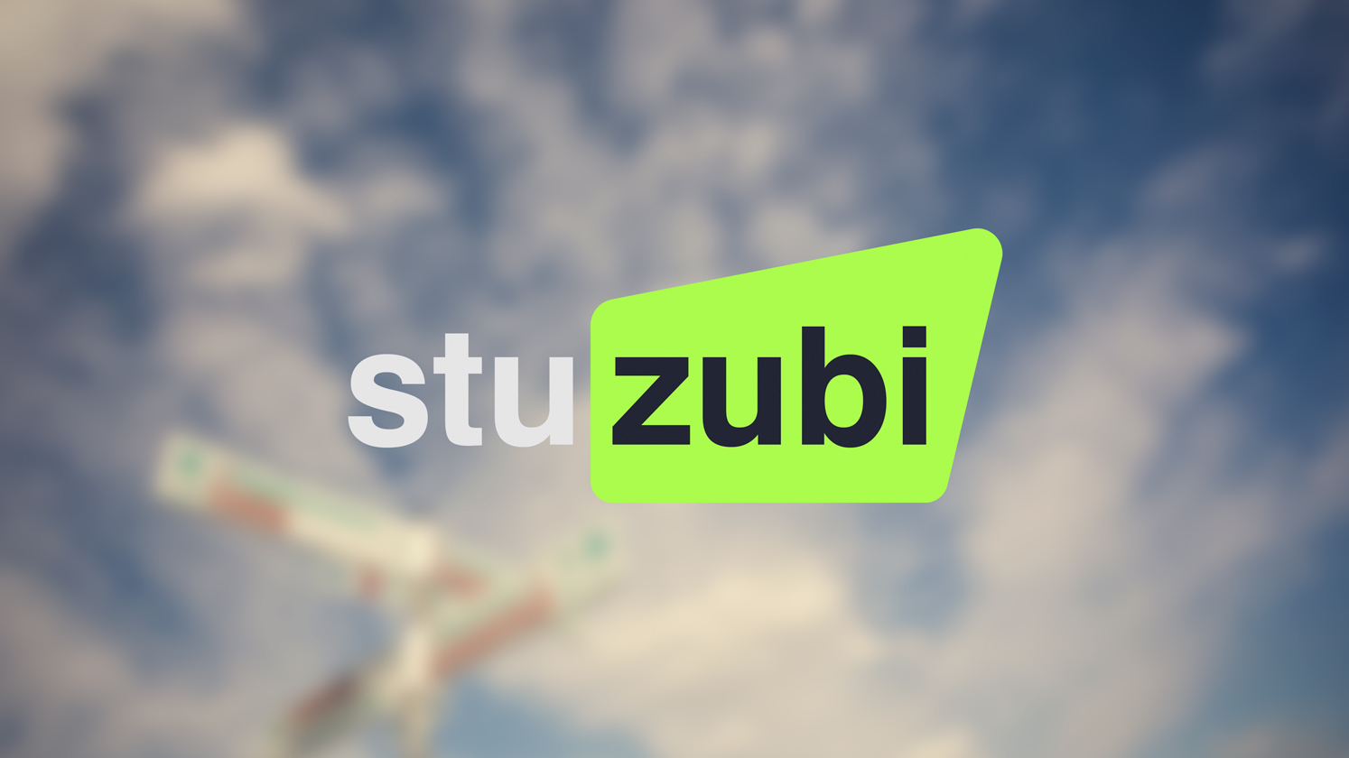 Logo „stuzubi“ vor einem unscharfen Hintergrund mit blauem Himmel und Wolken.