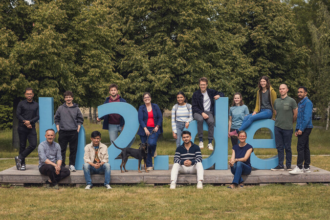 Gruppenfoto vor dem h2-Schriftzug auf dem Campus.
