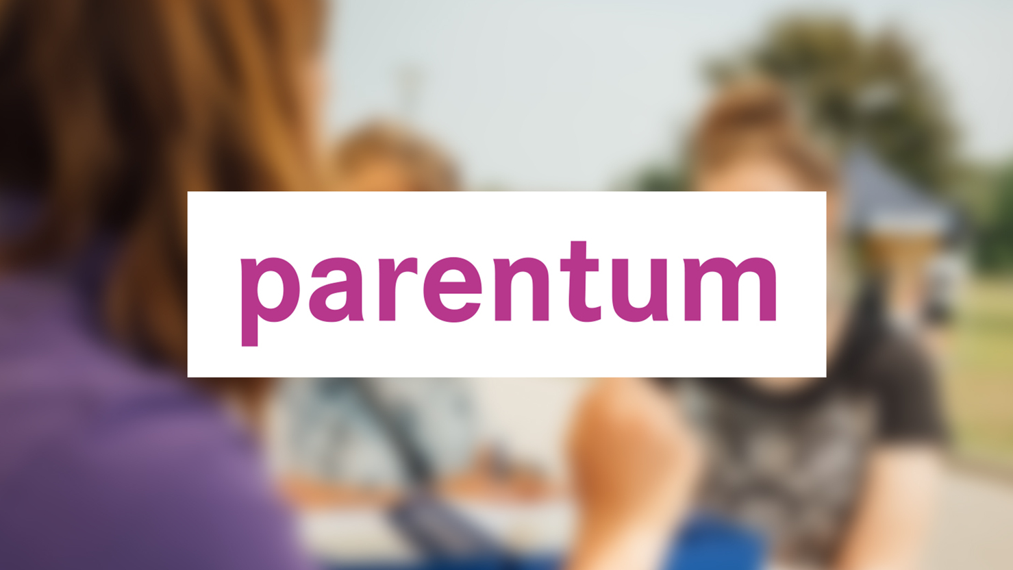 Logo „parentum“ auf weißem Hintergrund vor einem unscharfen Foto mehrerer Personen im Freien.