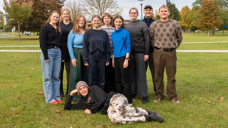 Mitglieder:innen des Fachschaftsrats AHW stehen auf dem Campus
