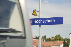 Schild mit der Aufschrift Stendal Hochschule und einer Lok im Vordergrund