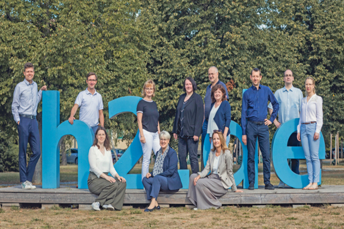 Team Forschung und Entwicklung und Transfer, v. l. n. r.: Friedrich Engelmann, Hagen Fehse, Antonia Pilz, Jeannette Zimmermann, Prof. Dr. Kerstin Baumgarten, Katrin Gruschka, Peter Rauschenbach, Heike Mahn, Beatrice Manske, Markus Lippmann, Christian Schache und Birgit Sinhuber.