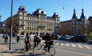 große schloßähnliche Gebäude und Fahrradfahrer in Kopenhagen
