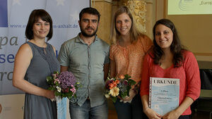 Katharina Remiorz (l.) und die weiteren Europapreisträger des Offenen Kanals Magdeburg.
