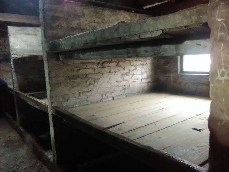 „ein Bett für 12“ (Auschwitz II - Birkenau; Jonathan Hagel)
