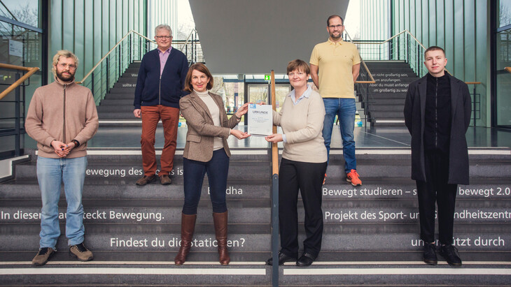 Die Rektorin Prof. Dr. Anne Lequy begrüßt die Mitglieder des Klimabeirats der Hochschule Magdeburg-Stendal und übereicht eine Urkunde