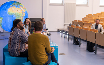 sitzende Menschen im Podium