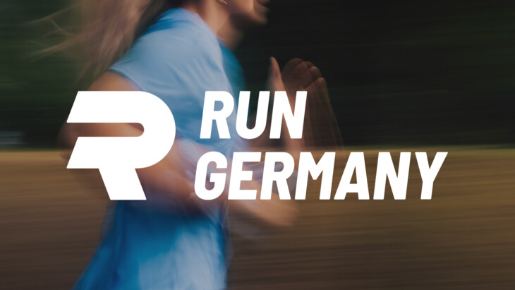 weißes Logo "Run Germany". Im Hintergrund ein Ausschnitt einer Läuferin.