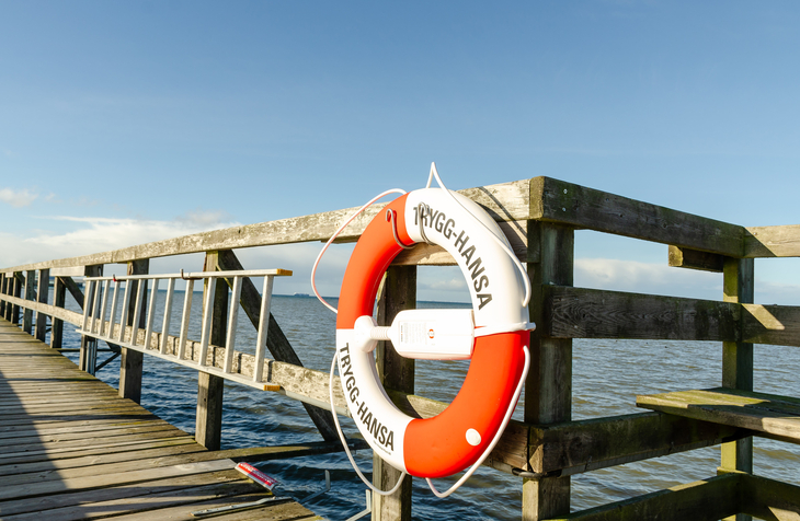 Steg am Mehr mit Rettungsring in Schweden