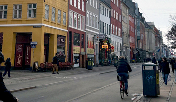bunte Häuser und Radfahrer in Kopenhagen