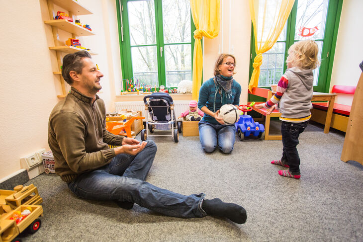 Familie spielt im KiZi
