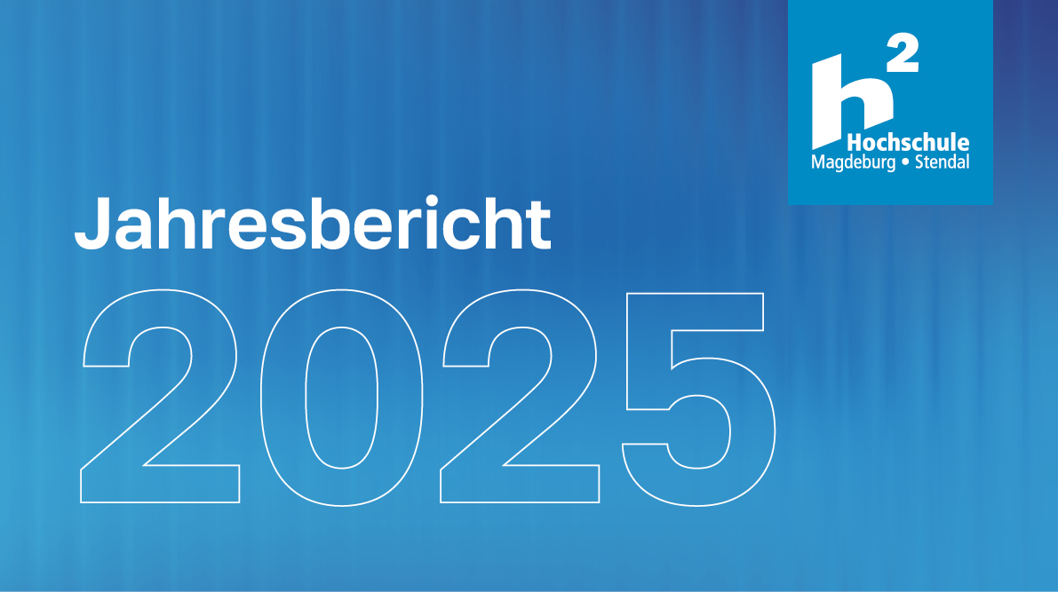 Titelbild des Jahresberichts 2025 der Hochschule Magdeburg-Stendal. Auf blauem Farbverlauf stehen die weiße Überschrift „Jahresbericht“ sowie die große, konturierte Jahreszahl „2025“. Oben rechts befindet sich das Logo der Hochschule Magdeburg-Stendal.