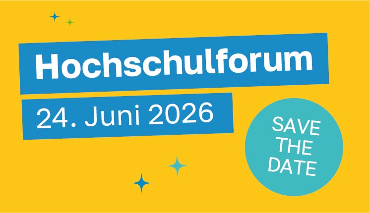 Banner mit gelbem Hintergrund und der Aufschrift „Hochschulforum, 24. Juni 2026“ in großen weißen Buchstaben auf blauen Flächen. Darunter steht: „SAVE THE DATE“ in einem runden Kreis.