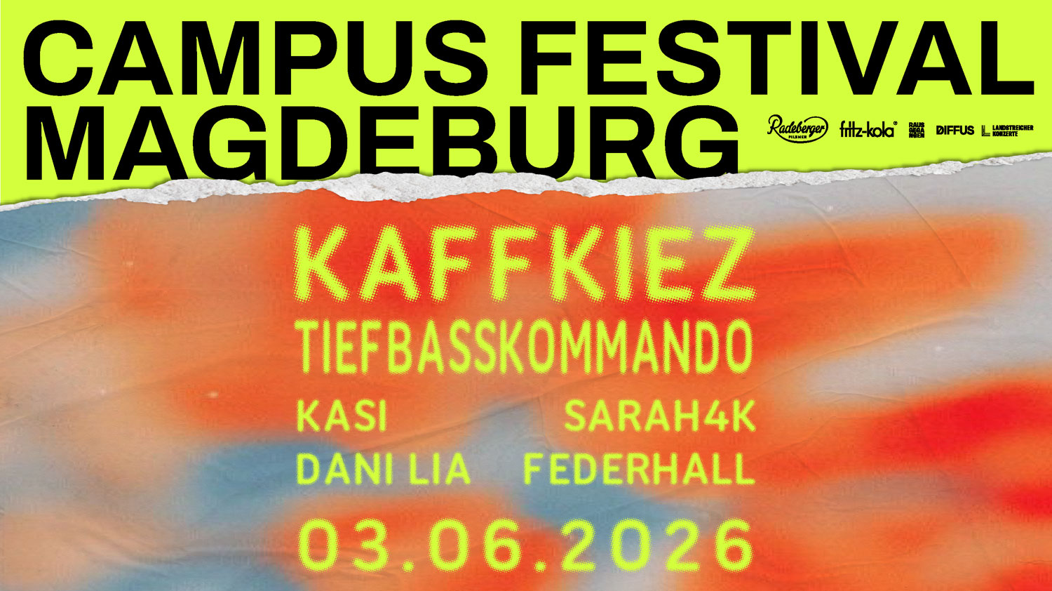 Plakat für das Campus Festival Magdeburg 2026: Oben auf grellgelbem Hintergrund steht in großen schwarzen Großbuchstaben „CAMPUS FESTIVAL MAGDEBURG“, darunter Logos der Sponsoren; in der Mitte beginnt ein aufgerissen wirkender Übergang zu einem verschwommenen, orange‑blau verlaufenden Hintergrund, auf dem in leuchtend gelben Buchstaben die auftretenden Acts „KAFFKIEZ“, „TIEFBASSKOMMANDO“, „KASI“, „SARAH4K“, „DANI LIA“ und „FEDERHALL“ sowie unten zentral das Datum „03.06.2026“ stehen.