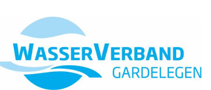 Logo auf dem steht in blauer Schrift "Wasserverband Gardelegen" eingebettet in einen blauen Kreis mit zwei blau geschwungenen Linien, die wellenartig aussehen.