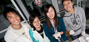 internationale Studierendengruppe im Labor
