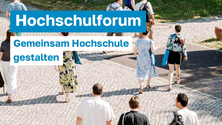 Banner mit der Überschrift „Hochschulforum“ und dem Slogan „Gemeinsam Hochschule gestalten“ vor einer Luftaufnahme eines Campuswegs. Mehrere Personen gehen über den hell gepflasterten Weg, einige tragen Rucksäcke oder blaue Stofftaschen. Im Hintergrund sind Rasenflächen und weitere Wege zu sehen.