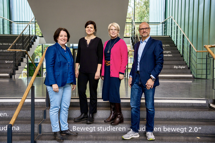 Claudia Fülle (l.), Heike Brand und Gunnar Mau gemeinsam mit Rektorin Susanne Borkowski (2. v. r.) im Hörsaalzentrum. Foto: Andreas Braun