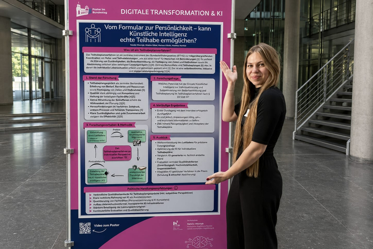 Studentin Natalie Wesnigk mit ihrem Poster Paul-Löbe-Haus in Berlin. Foto: Marleen Kloska
