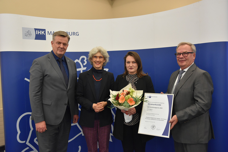 Forschungspreis für die Arbeit über temperaturabgesenkten Asphalt: IHK-Hauptgeschäftsführer André Rummel, Hochschulrektorin Prof. Dr. Manuela Schwartz, Preisträgerin Bernice Klotz und Ralf Luther, Vizepräsident der IHK Magdeburg (v. l.). Foto: IHK Magdeburg