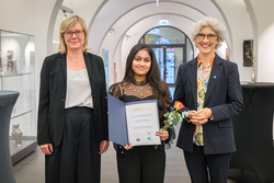 Dr. Dorothea Trebesius, Leiterin des Teams Bildung und Wissenschaft, Samadhi Ruvinya Kodikara und Prof. Dr. Manuela Schwartz, Rektorin der Hochschule Magdeburg-Stendal, im Alten Rathaus (v. l.). Foto: Landeshauptstadt Magdeburg