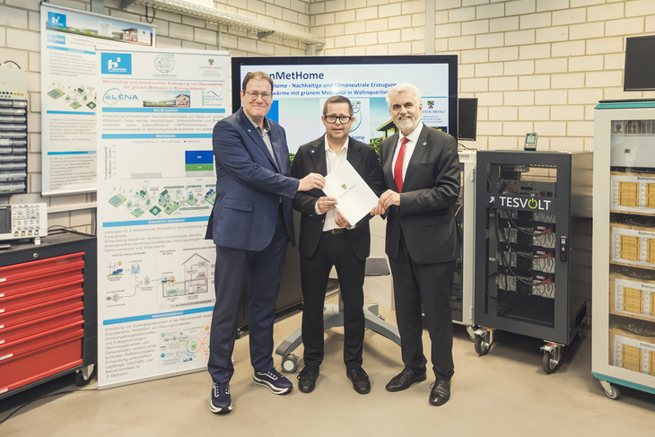 Prof. Dr.-Ing. Jürgen Wiese (l.) und Prof. Dr.-Ing. Przemyslaw Komarnicki (r.) mit dem Wissenschaftsminister Prof. Dr. Armin Willingmann (SPD) in einer Laborhalle. Foto: Matthias Piekacz
