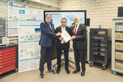 Prof. Dr.-Ing. Jürgen Wiese (l.) und Prof. Dr.-Ing. Przemyslaw Komarnicki (r.) mit dem Wissenschaftsminister Prof. Dr. Armin Willingmann (SPD) in einer Laborhalle. Foto: Matthias Piekacz