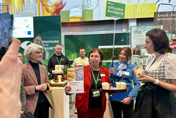 Dorothee Bär, Bundesministerin für Forschung, Technologie und Raumfahrt besuchte den Stand der sachsen-anhaltischen Hochschulen am 20. Januar. Foto: Hochschule Anhalt/Simone Keim