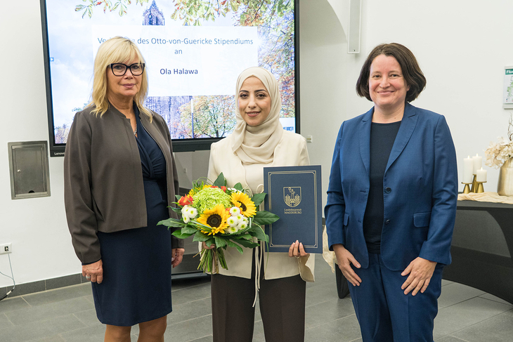 Prof. Dr. Claudia Fülle, Ola Halawa, Oberbürgermeisterin Simone Borris (v. r.) im Rathaus der Landeshauptstadt. Foto: Romy Buhr