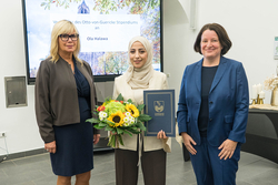 Prof. Dr. Claudia Fülle, Ola Halawa, Oberbürgermeisterin Simone Borris (v. r.) im Rathaus der Landeshauptstadt. Foto: Romy Buhr
