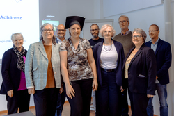 Dr. Janine Jänisch nach erfolgreicher Promotion mit ihren Betreuerinnen Prof. Dr. Gabriele Helga Franke (vorne links) und Prof. Dr. Melanie Jagla-Franke (vorne rechts) sowie der Promotionskommission an der Hochschule Magdeburg-Stendal. Foto: Matthias Piekacz