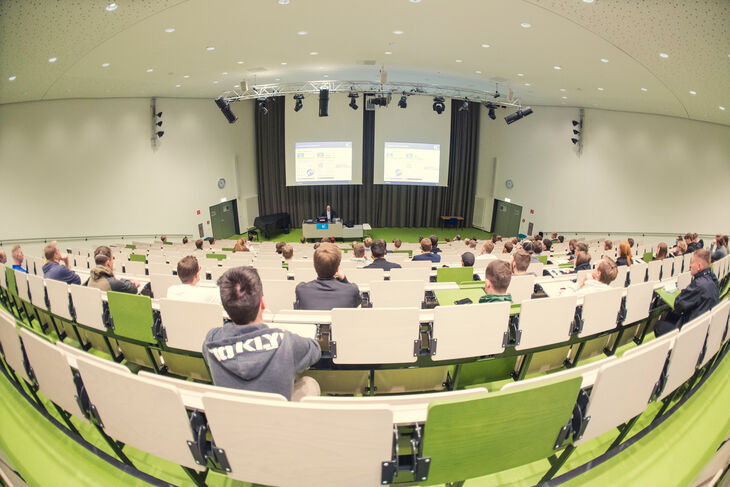 Begrüßung der Erstsemester aus dem Fachbereich Wasser, Umwelt, Bau und Sicherheit im Audimax auf dem Campus Magdeburg, Foto: Matthias Piekacz