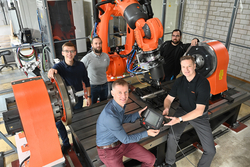 Prof. Dr.-Ing. Frank Trommer (vorne links) mit seinem Team in der Rührreibschweißroboterzelle. Foto: Uli Lücke