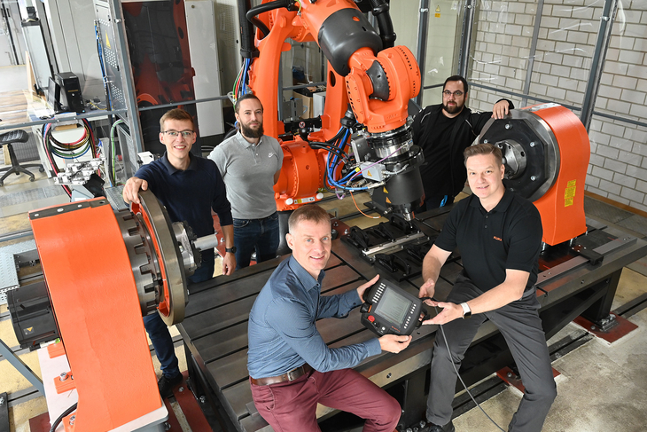 Prof. Dr.-Ing. Frank Trommer (vorne links) mit seinem Team in der Rührreibschweißroboterzelle. Foto: Uli Lücke