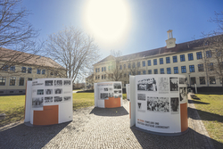 Auf dem Campus Magdeburg, gleich am Eingang Breitscheidstraße, ist die Ausstellung bis zum 18. Mai zu sehen. Foto: Matthias Piekacz